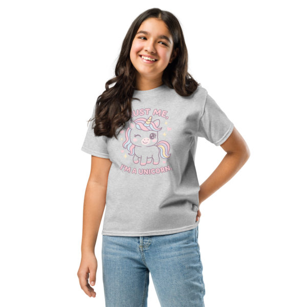 Girls' unicorn grey t-shirt with "Trust me, I'm a unicorn" wearing by a model